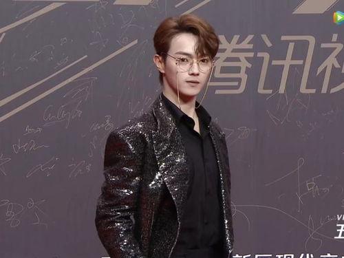 男明星网红滤镜,揭秘男明星网红滤镜下的真实风采