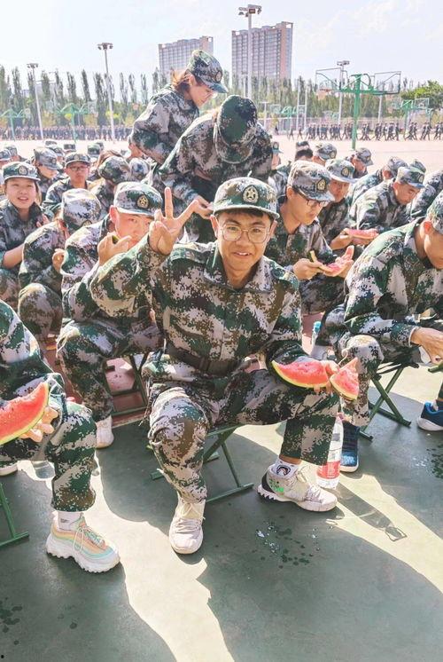 红领巾吃瓜爆料军训,揭秘军训那些事儿