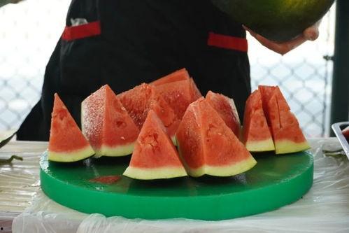 西安今日吃瓜,街头小吃瓜，品味古城风味
