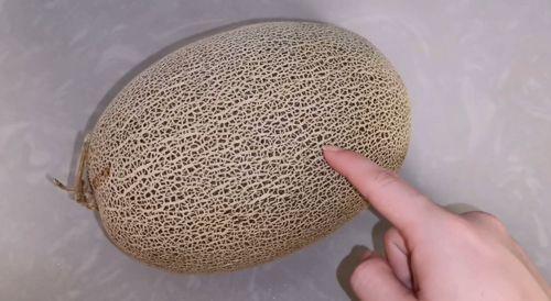 吃哈密瓜大便黑吗正常吗,正常现象解析