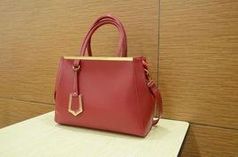 明星网红水桶包,明星同款水桶包的时尚魅力